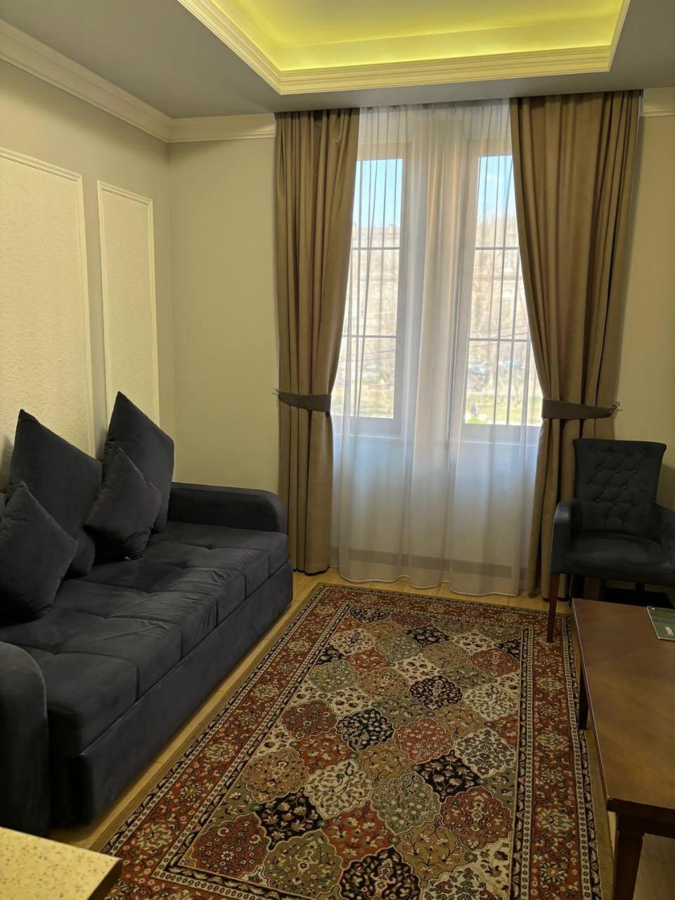 יירבאן Boulevard Hotel מראה חיצוני תמונה